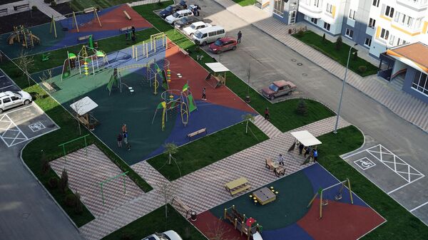 Дети играют на площадке возле одного из жилых домов в Мариуполе