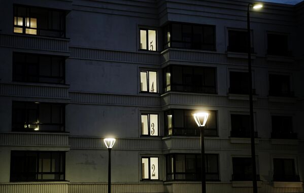 Свет в окнах жилого дома в Октябрьском районе Мариуполя