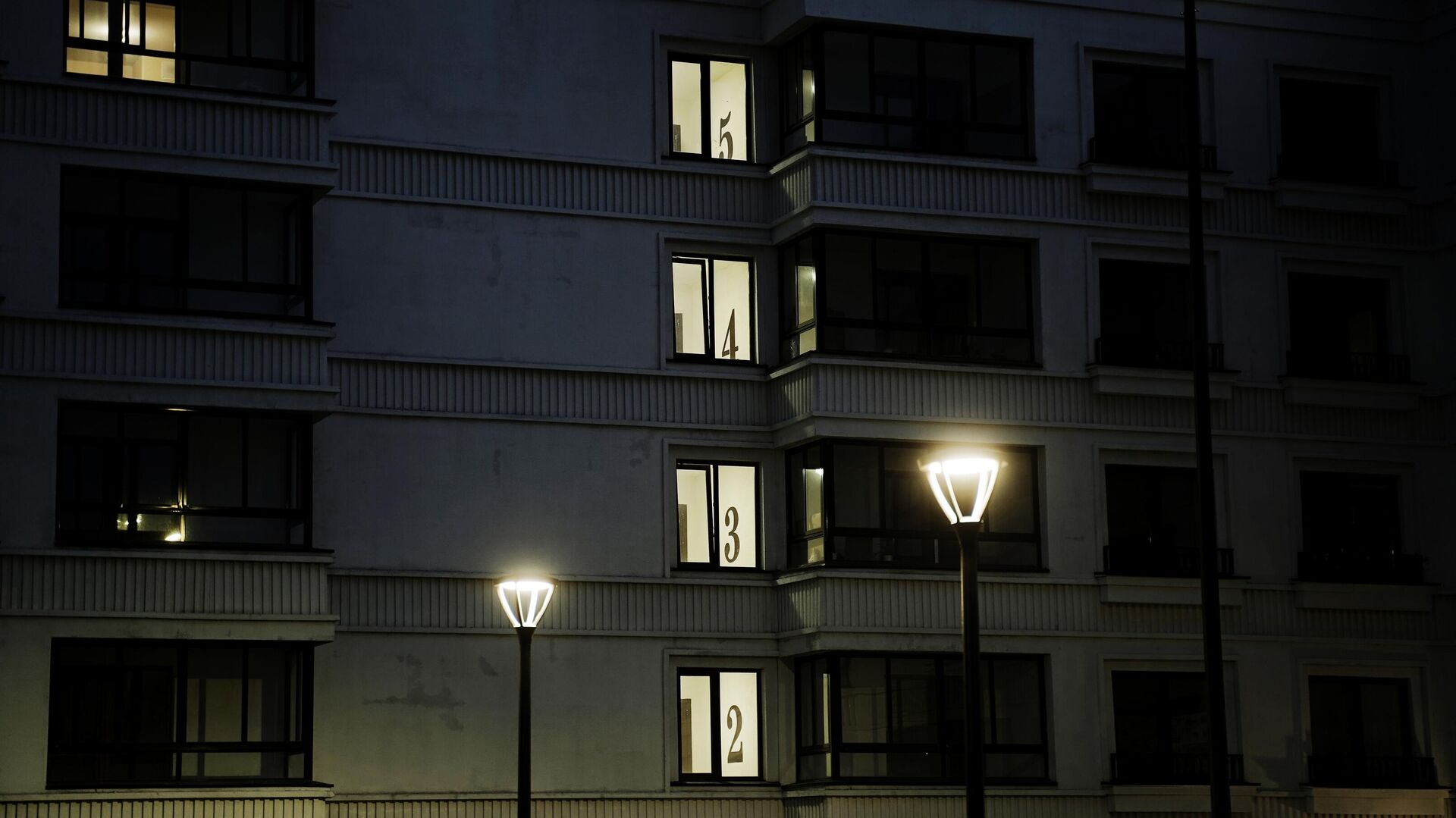 Свет в окнах жилого дома в Октябрьском районе Мариуполя - РИА Новости, 1920, 24.07.2023