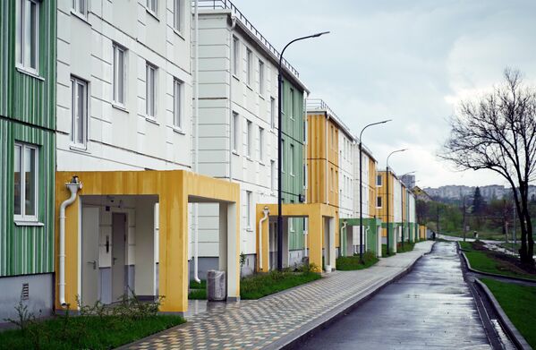 Вид на подъезды жилых домов на бульваре Шевченко в Мариуполе