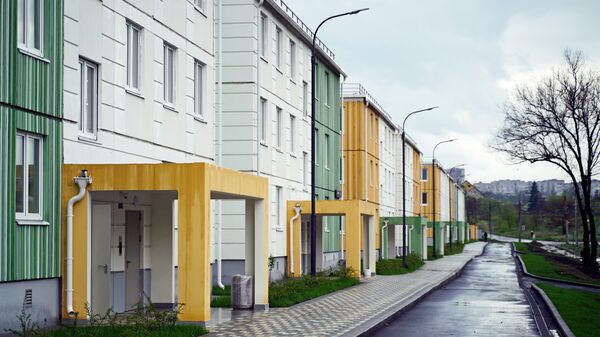 Вид на подъезды жилых домов на бульваре Шевченко в Мариуполе