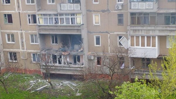 Последствия прямого попадания украинского снаряда в многоквартирный дом в пгт Пантелеймоновка