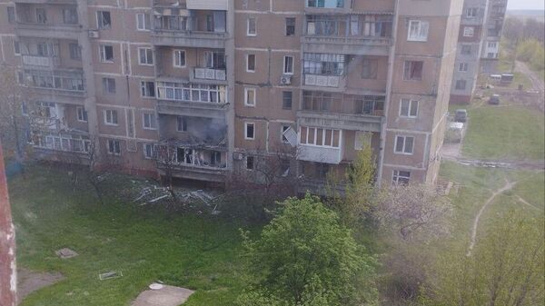 Последствия прямого попадания украинского снаряда в многоквартирный дом в пгт Пантелеймоновка