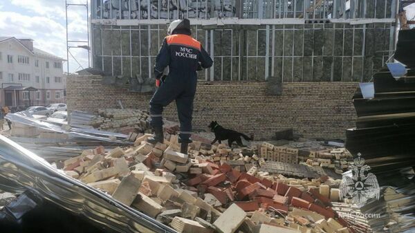 Спасатель на месте обрушения стены строящегося трехэтажного дома в Пестречинском районе