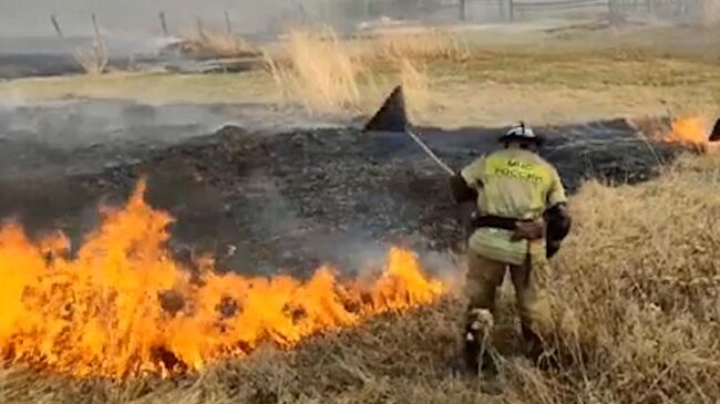 В Зауралье горят поля, жилые дома и хозпостройки. Кадры из Курганской области