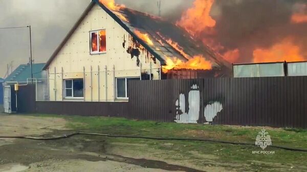 Дом горит в населенном пункте Логоушка в Курганской области