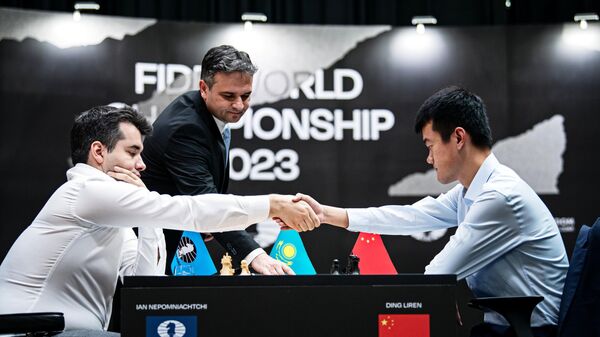 Слева направо: гроссмейстеры Ян Непомнящий (Россия) Дин Лижэнь (Китай)