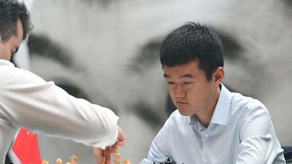 Слева направо: гроссмейстеры Ян Непомнящий (Россия) и Дин Лижэнь (Китай) 