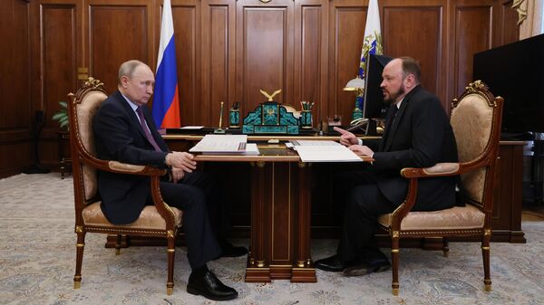 Президент РФ Владимир Путин и президент Российской ассоциации производителей удобрений Андрей Гурьев во время встречи 