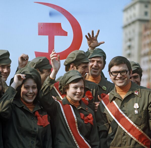 Представители комсомольско-молодежных строительных отрядов во время празднования Дня международной солидарности трудящихся, 1974 год