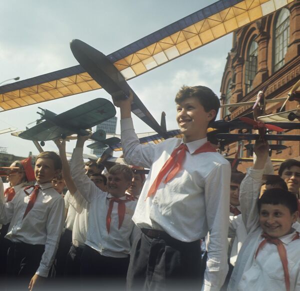 Пионеры-авиамоделисты на Красной площади. День Международной солидарности трудящихся, 1969 год
