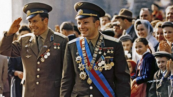 Летчики-космонавты, герои Советского Союза Юрий Гагарин и Павел Попович на трибуне для гостей во время первомайской демонстрации трудящихся на Красной площади в Москве, 1963 год