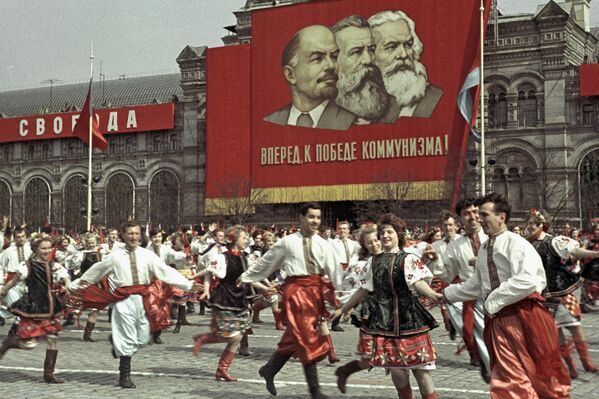 Празднование Дня международной солидарности трудящихся в Москве. Выступление участников художественной самодеятельности на Красной площади, 1964 год