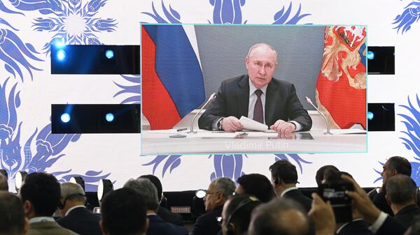 Президент РФ Владимир Путин принимает участие в режиме видеоконференции в церемонии завоза ядерного топлива на АЭС Аккую