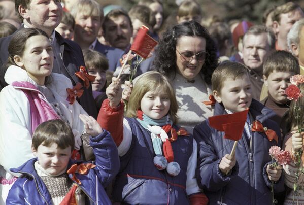 Московская школьница Катя Лычева на праздничной демонстрации, 1986 год