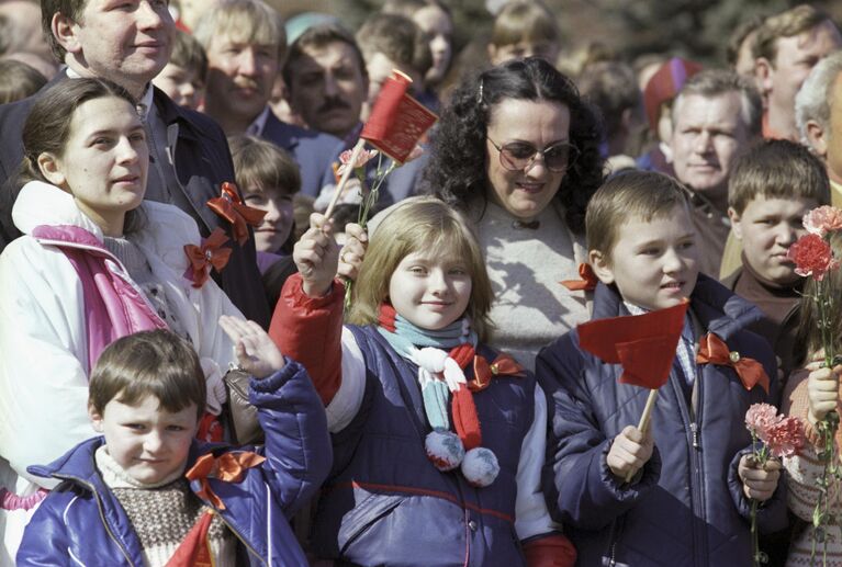 Московская школьница Катя Лычева на праздничной демонстрации, 1986 год