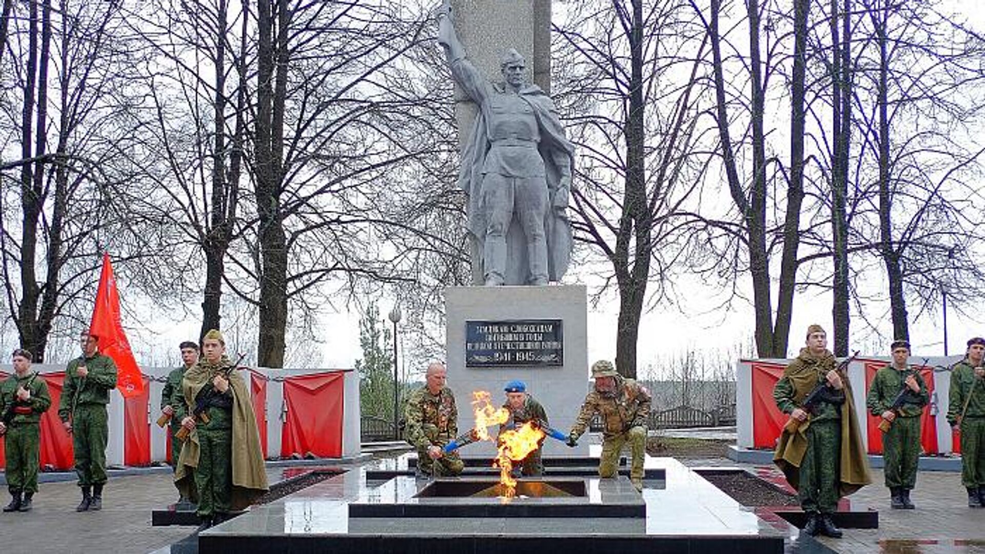Церемония подключения Вечного огня мемориального комплекса в городе Слободском к сетевому газу - РИА Новости, 1920, 27.04.2023