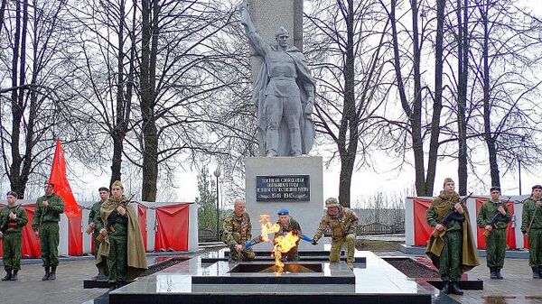 Церемония подключения Вечного огня мемориального комплекса в городе Слободском к сетевому газу