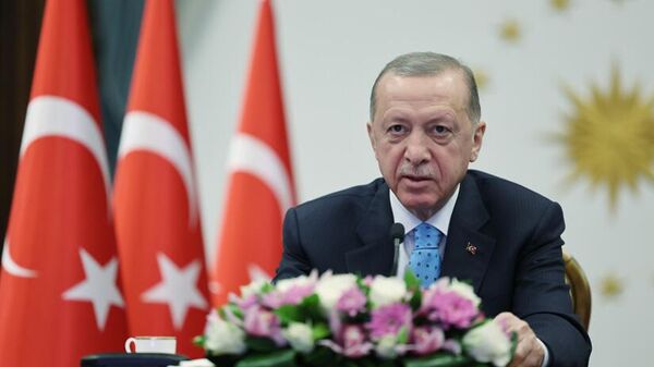 Президент Турции Реджеп Тайип Эрдоган принимает участие в режиме видеоконференции в церемонии завоза ядерного топлива на энергоблок №1 АЭС Аккую 