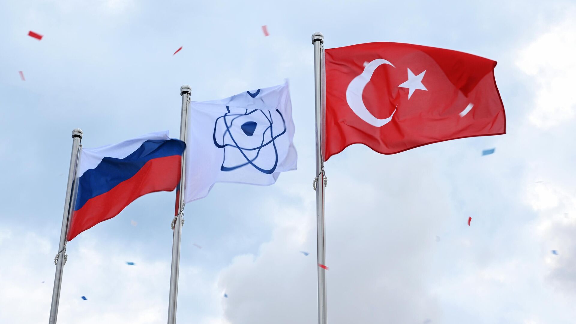 Флаги России, МАГАТЭ и Турции у строящейся атомной электростанции Аккую в турецком городе Гюльнар - РИА Новости, 1920, 27.04.2023