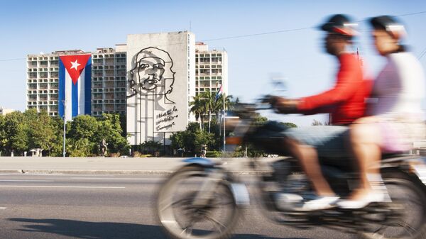 Портрет Эрнесто Че Гевары на здании МВД на Площади Революции в Гаване
