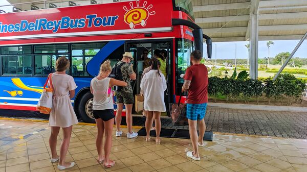 Люди в очереди на автобусную экскурсию вокруг острова Кайо-Коко, Куба
