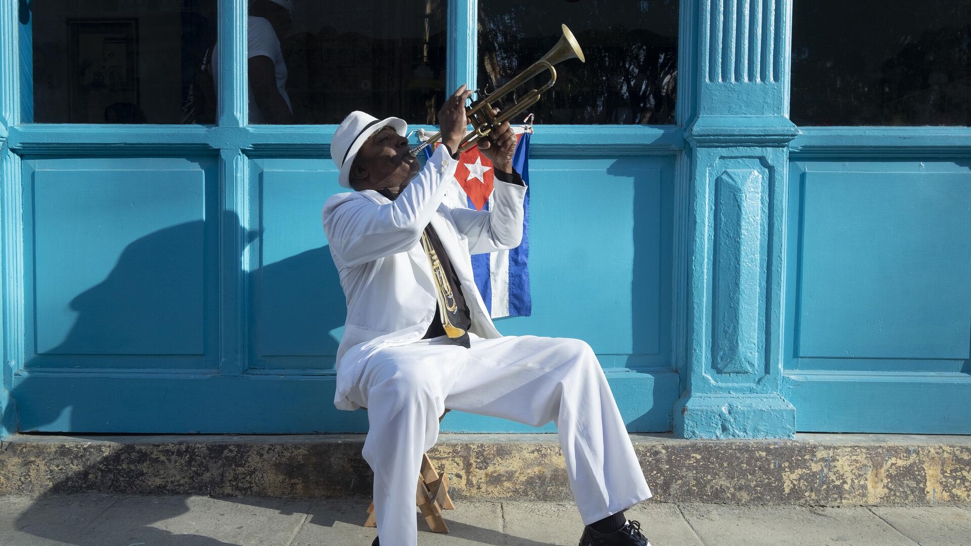 Кубинский музыкант играет на трубе на улице Старой Гаваны - РИА Новости, 1920, 08.06.2023