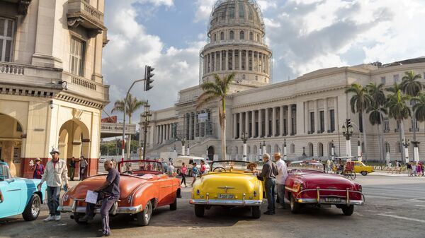 Ретроавтомобили перед Большим театром в Старой Гаване