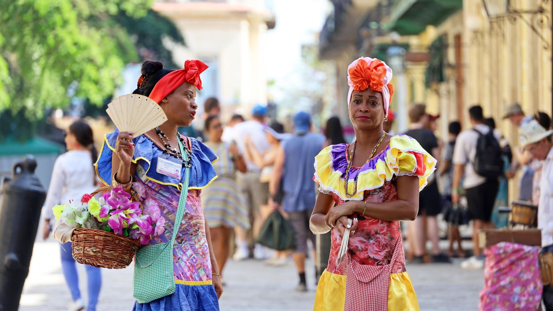 Кубинские женщины в традиционной одежде на улице Старой Гаваны - РИА Новости, 1920, 18.12.2023