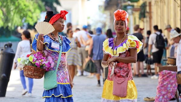 Кубинские женщины в традиционной одежде на улице Старой Гаваны