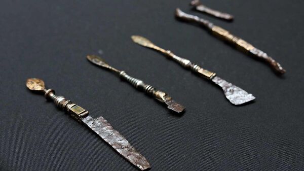 Хирургические инструменты, найденные в захоронении древнеримского врача в Венгрии