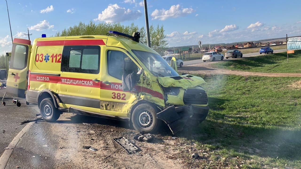 Место ДТП с участием автомобиля скорой помощи на автодороге Казань - Оренбург - РИА Новости, 1920, 27.04.2023