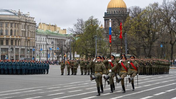 Знаменная группа на репетиции пешей части военного парада ко Дню Победы на Дворцовой площади в Санкт-Петербурге