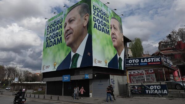 Плакаты с портретом президента Турции Реджепа Тайипа Эрдогана и лозунгом За столетие Турции: правильное время, правильный человек в Анкаре 