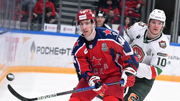 Хоккеисты ЦСКА и Ак Барса Даррен Диц и Дмитрий Воронков (справа) в матче КХЛ