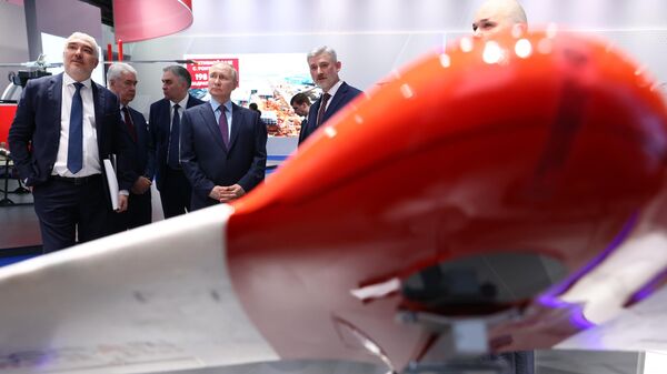 Президент РФ Владимир Путин осматривает презентацию организаций в сфере беспилотных авиационных систем