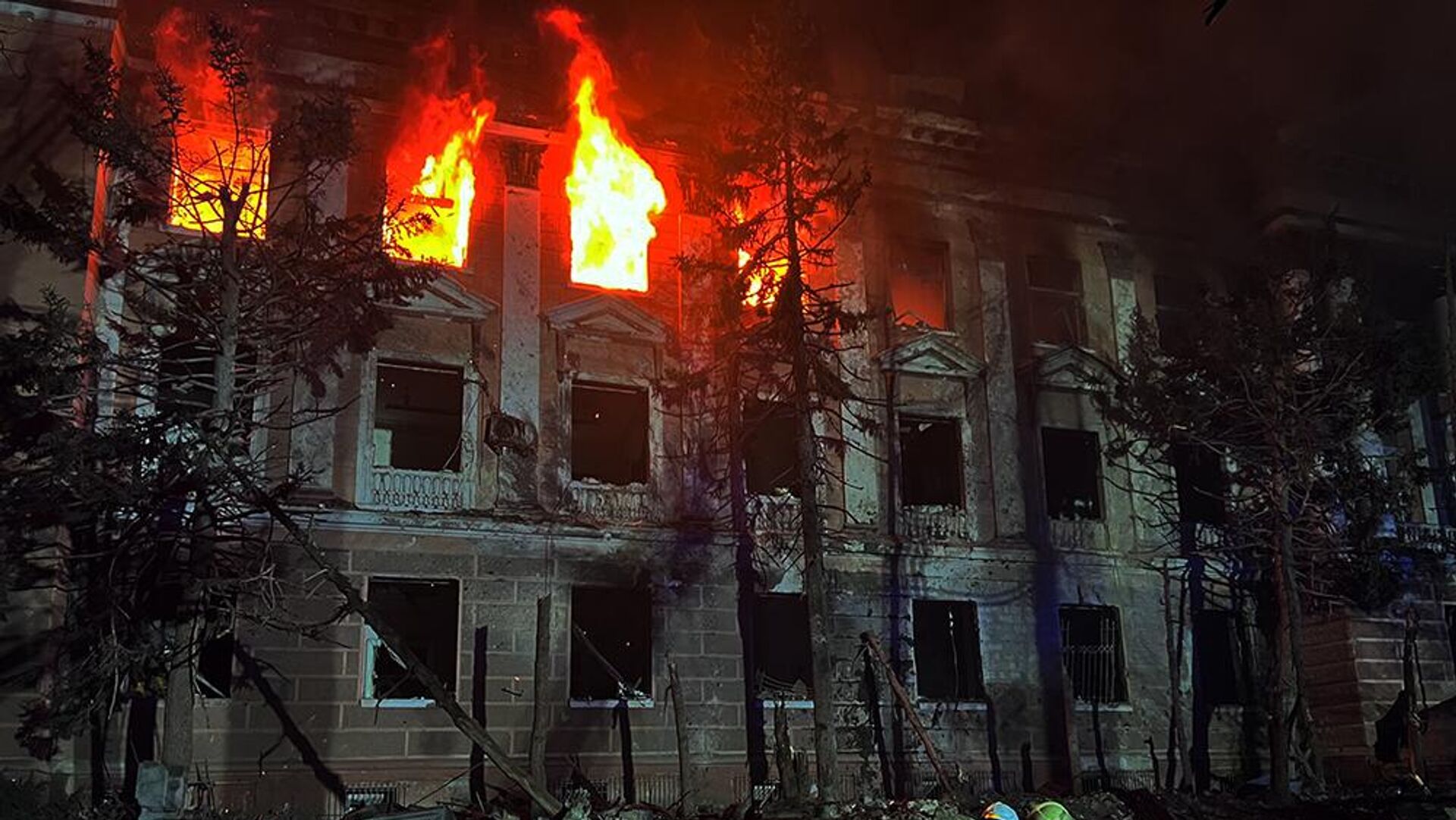 Николаев 30 апреля. Разрушенное здание. Пожар ночью. Дом после пожара. Разрушенный город.