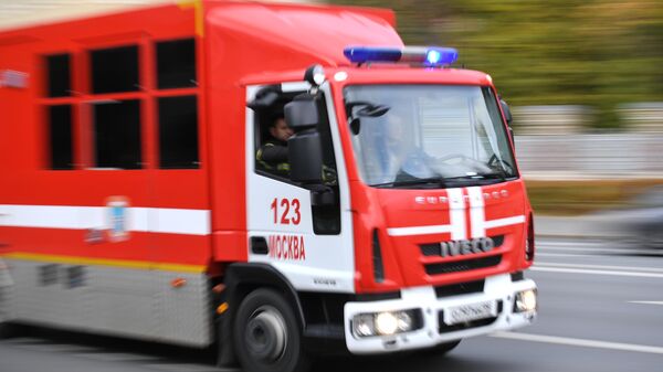 Пожарная машина на одной из улиц Москвы