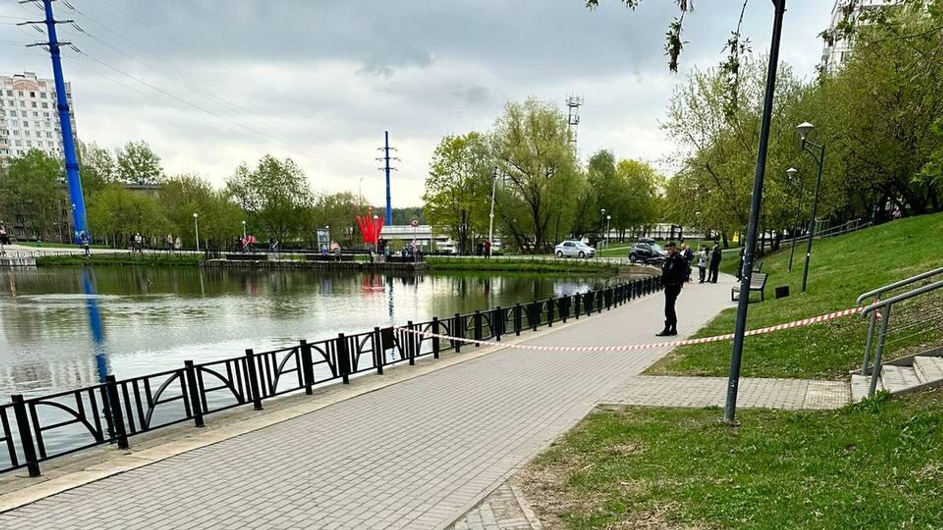 На дне водоема на западе Москвы обнаружены тела двух человек - РИА Новости, 1920, 28.04.2023