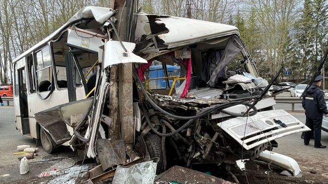 В Кирове на улице Производственной водитель автобуса ПАЗ, 38 городского маршрута, совершил наезд на опору линии электропередач