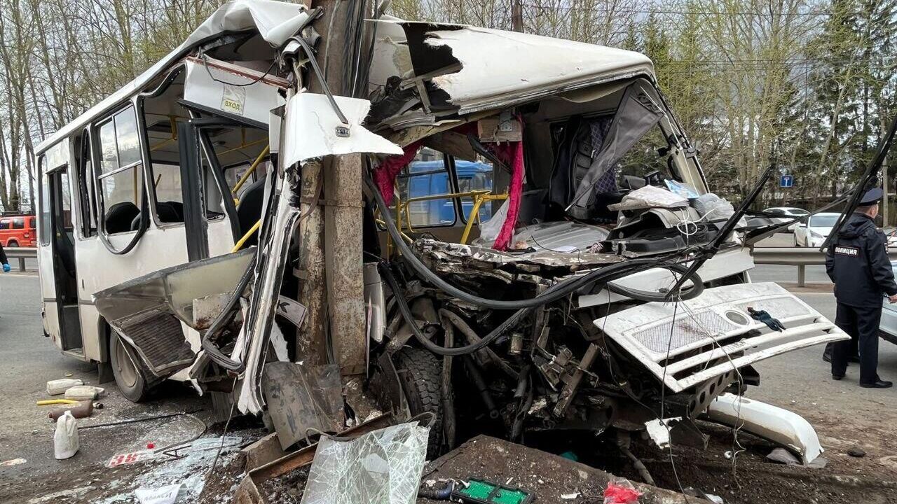 В Кирове на улице Производственной водитель автобуса ПАЗ, 38 городского маршрута, совершил наезд на опору линии электропередач - РИА Новости, 1920, 28.04.2023