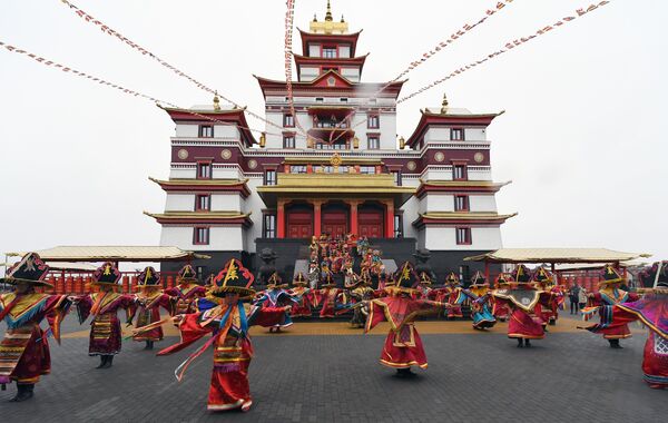 Церемония открытия главного буддийского монастыря Тувы Тубтен Шедруб Линг в Кызыле
