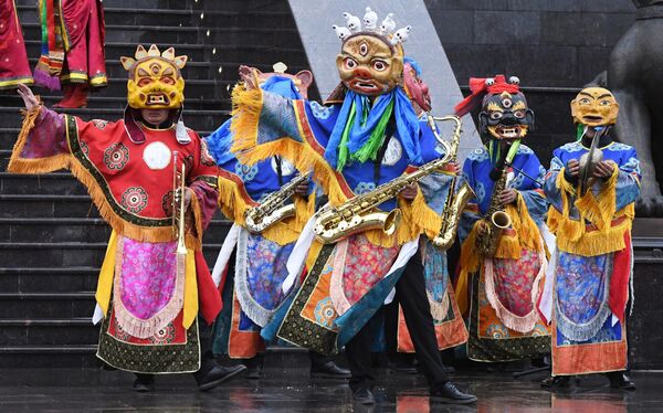 Музыканты во время театрализованного представления на церемонии открытия главного буддийского монастыря Тувы Тубтен Шедруб Линг, или Обитель объяснения и практики учения Будды Шакьямуни, в Кызыле