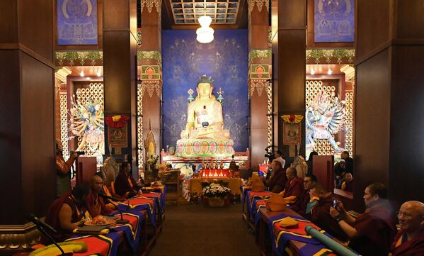 Ламы во время церемонии открытия главного буддийского монастыря Тувы Тубтен Шедруб Линг, или Обитель объяснения и практики учения Будды Шакьямуни, в Кызыле