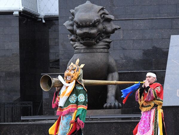 Музыканты во время театрализованного представления на церемонии открытия главного буддийского монастыря Тувы Тубтен Шедруб Линг, или Обитель объяснения и практики учения Будды Шакьямуни, в Кызыле