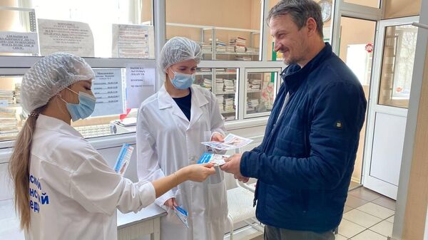 Студенты-медики в рамках акции Добро в село - 2023 помогают пациенту в поликлинике