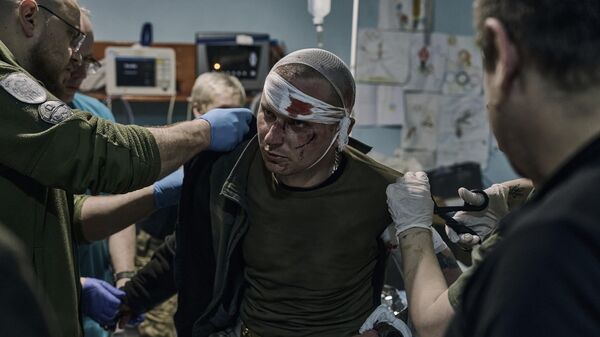 Раненый украинский солдат в пункте медицинской помощи