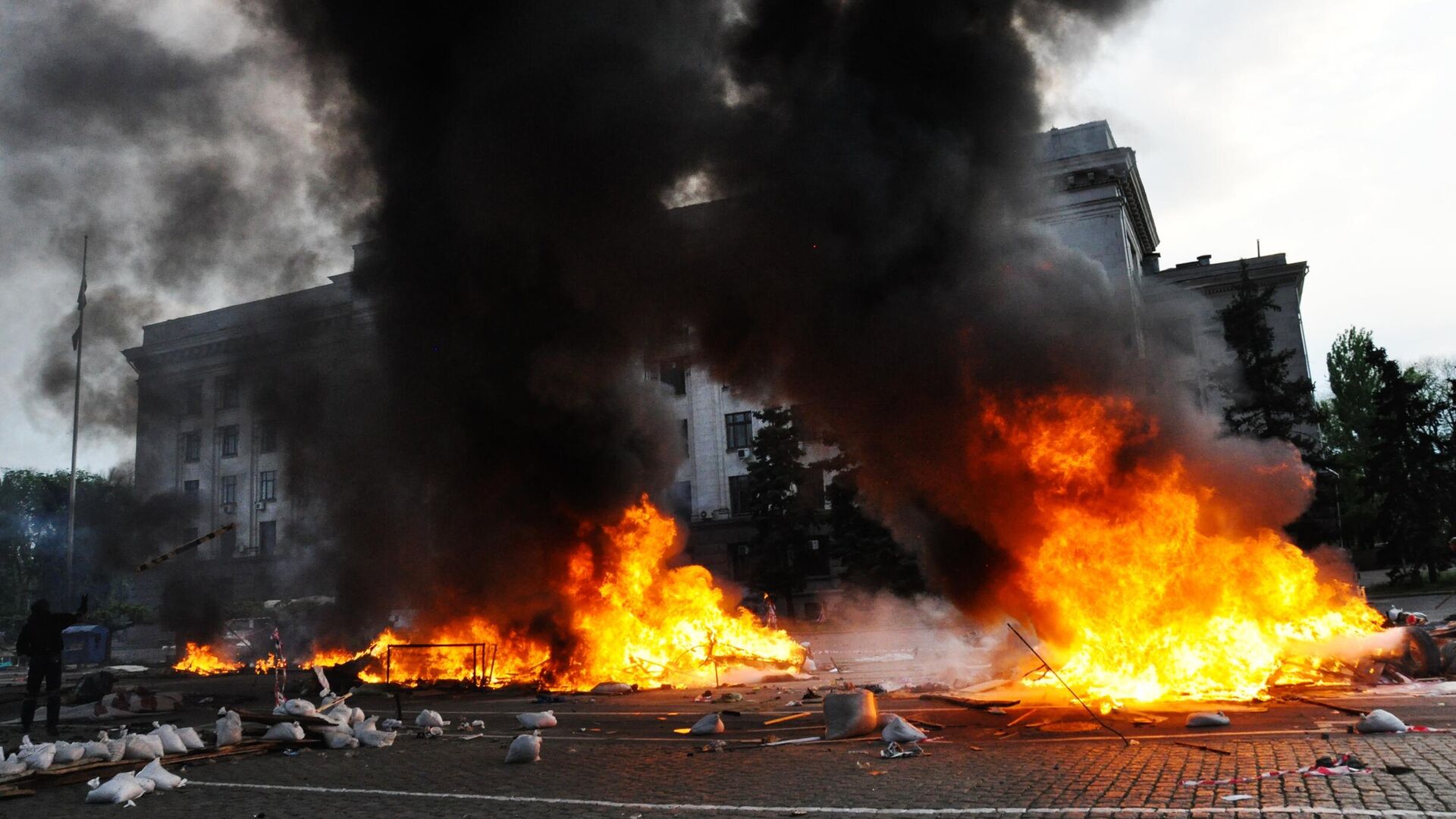 Столкновения у здания Дома профсоюзов в Одессе 2 мая 2014 года - РИА Новости, 1920, 02.05.2024