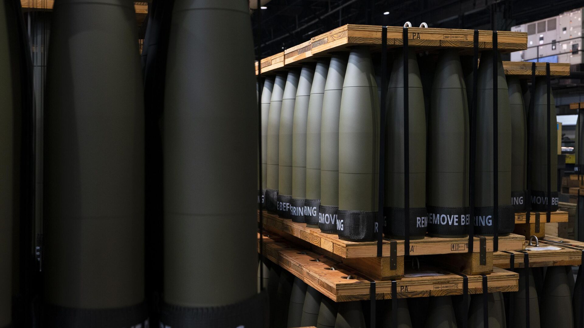 Наиболее востребованные Украиной гаубичные снаряды на заводе боеприпасов в США - РИА Новости, 1920, 04.05.2023
