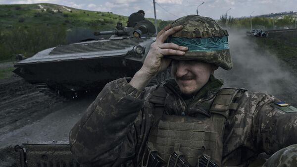 Украинский военнослужащий на БТР